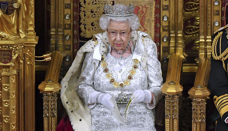 KREĆE BITKA ZA KRALJIČINE DRAGULJE! Evo šta je Elizabeta II ostavila iza sebe, KRUNA VREDNA KAO TRI RATNA BRODA! (FOTO)