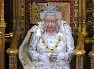 KREĆE BITKA ZA KRALJIČINE DRAGULJE! Evo šta je Elizabeta II ostavila iza sebe, KRUNA VREDNA KAO TRI RATNA BRODA! (FOTO)