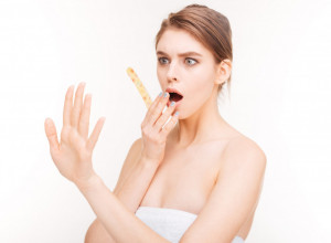 DOBRO POGLEDAJTE NOKTE: Ukoliko ovo primetite, odmah se obratite lekaru (FOTO)