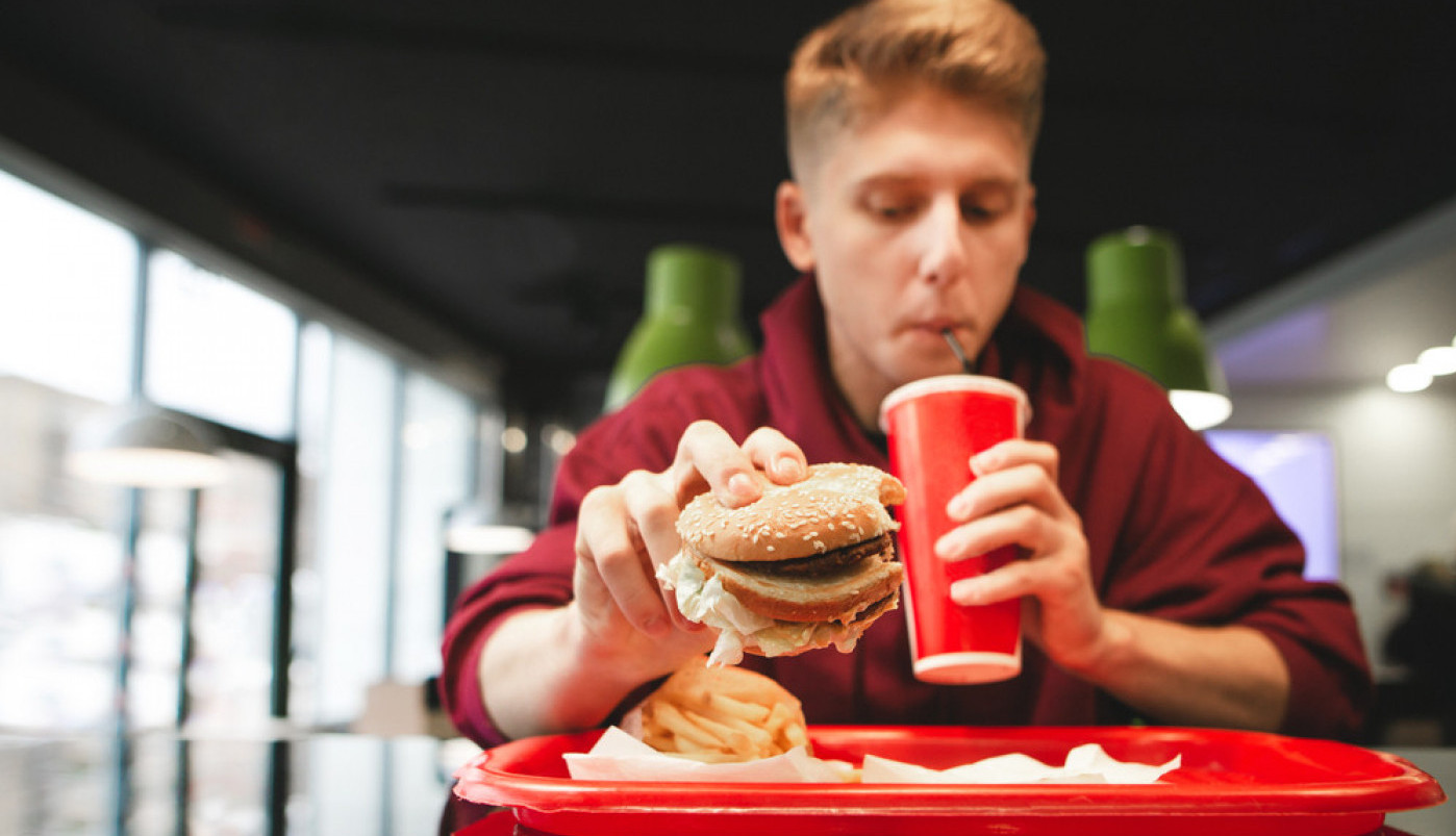U BURGERU NAĐENE HEMIKALIJE IZ ANTIFRIZA I LAŽNA JAJA! Otkrivamo mračne tajne restorana brze hrane, ŠTA TO JEDEMO?
