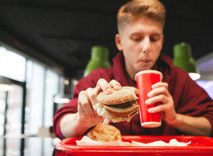 U BURGERU NAĐENE HEMIKALIJE IZ ANTIFRIZA I LAŽNA JAJA! Otkrivamo mračne tajne restorana brze hrane, ŠTA TO JEDEMO?
