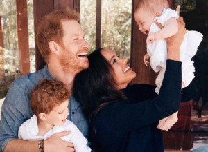 BESNE JER OSTAJU BEZ KRALJEVSKOG NOVCA! Afera titule još trese Britaniju, evo zašto Hariju i Megan smeta da njihova deca ne budu kraljevska visočanstva!