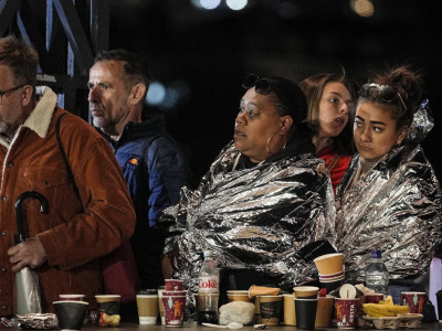 Ni hladnoća ih ne može sprečiti da dođu do mesta gde je položen kovčeg 