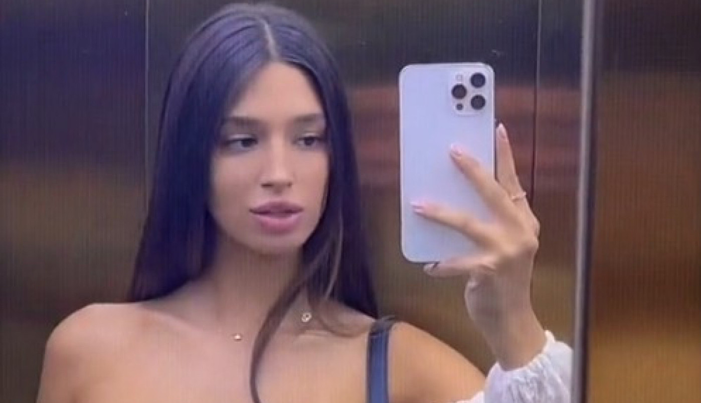 ĆERKA HARISA DŽINOVIĆA BEZ BRUSA POZIRALA ISPRED KUĆE! Dočekali je jezivi komentari na mrežama! (VIDEO)