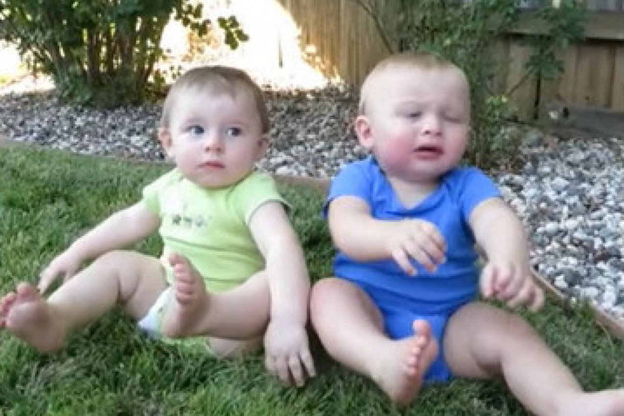 DA LI BEBE ZNAJU O TRAVI NEŠTO ŠTO MI NE ZNAMO? Reakcija mališana postala je viralna, a stručnjaci su dali odgovor koji će vas iznenaditi! (VIDEO)