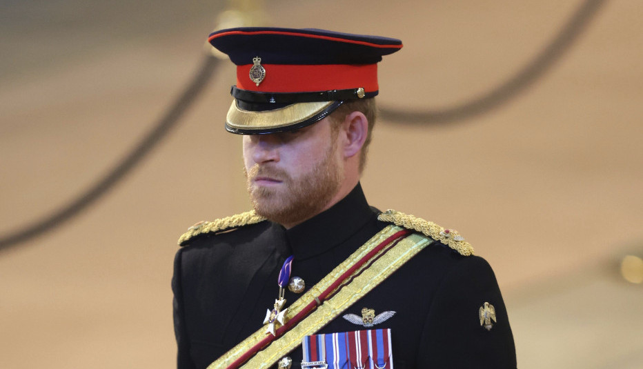 POSLEDNJE KRALJIČINO PONIŽENJE PRINCA HARIJA! Obukao je svoje vojno odelo i zaprepastio se šta je video na njemu: Slomljeno mu je srce!