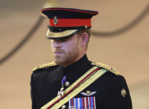 POSLEDNJE KRALJIČINO PONIŽENJE PRINCA HARIJA! Obukao je svoje vojno odelo i zaprepastio se šta je video na njemu: Slomljeno mu je srce!