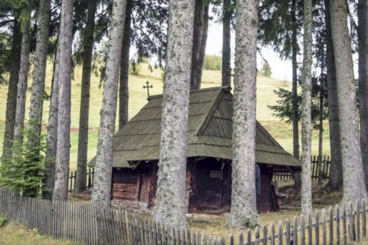 ČUDA NAJMANJE CRKVE U SRBIJI! Napravljena je od drveta, opstaje već tri veka i danas slavi Malu Gospojinu, a evo ko u nju treba da ode! (FOTO/VIDEO)