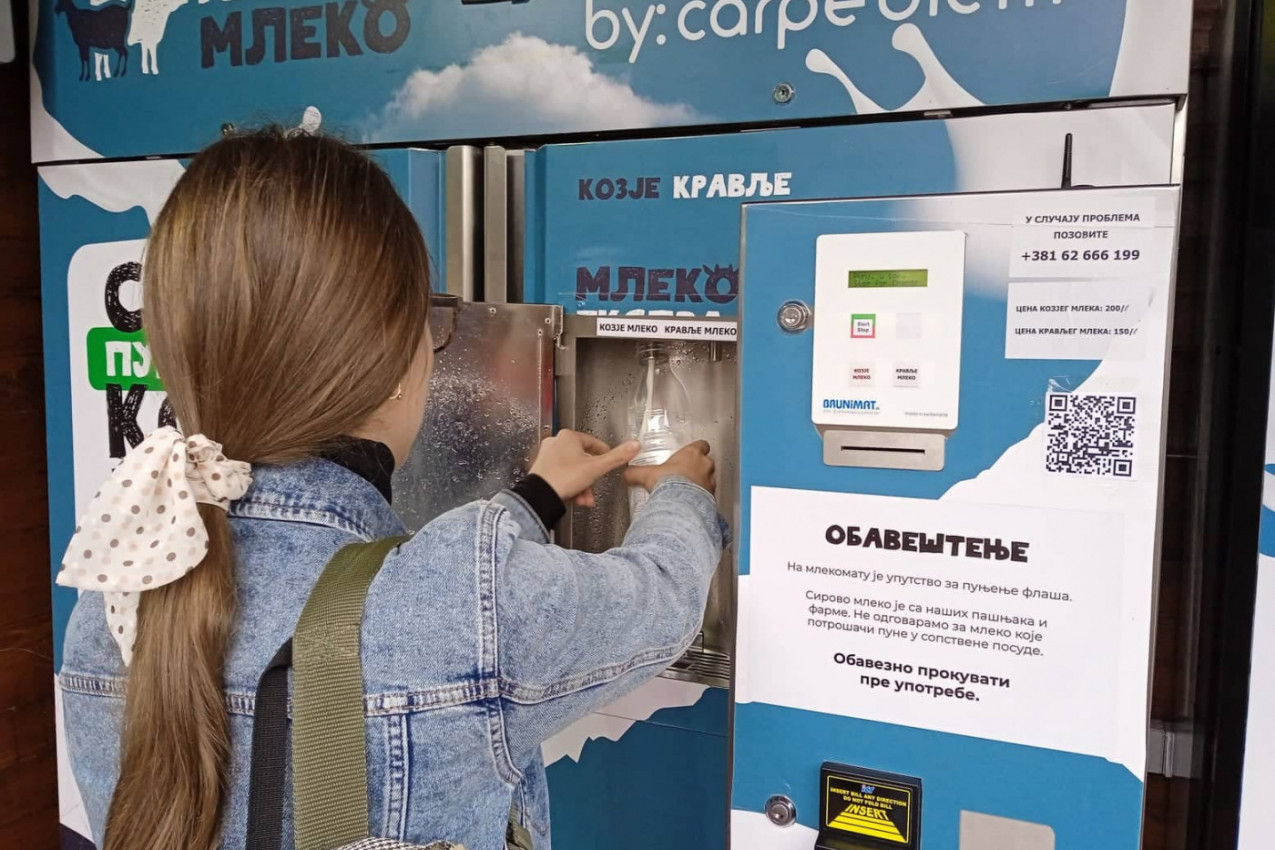 HIT PRIČA IZ NOVOG SADA! Ljudi toče mleko nasred grada! (FOTO)