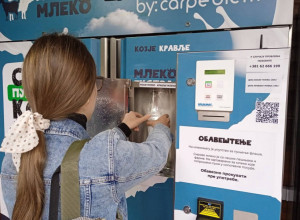 HIT PRIČA IZ NOVOG SADA! Ljudi toče mleko nasred grada! (FOTO)