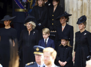 TAJNA ŠEŠIRA NA SAHRANI KRALJICE ELIZABETE! Evo zašto su sve dame izgledale GOTOVO IDENTIČNO!