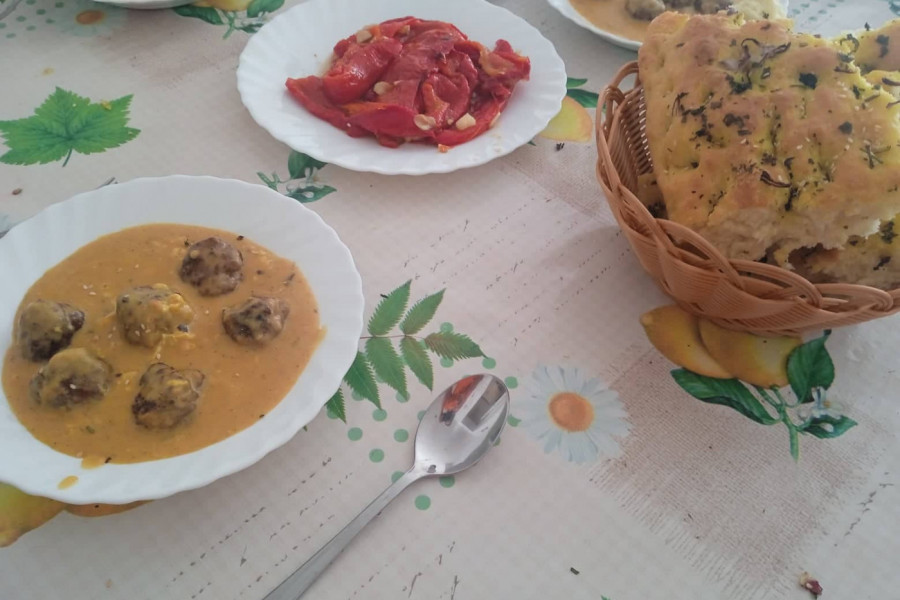 ĆUFTE U PIKANTNOJ KAŠI! Recept za ručak koji obara s nogu, a gotov je za tili čas!