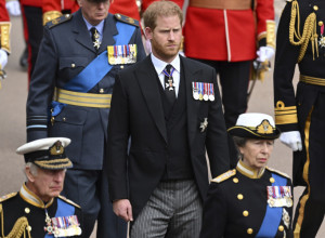 KAKAV SKANDAL tokom intoniranja himne na sahrani kraljice Elizabete! Na milione gledalaca videlo je ŠTA JE PRINC HARI URADIO!