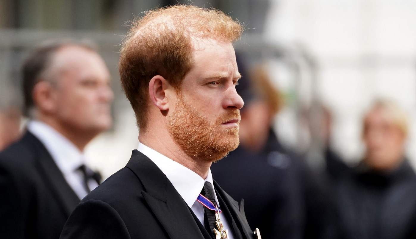 PRINC HARI SPREMIO CUNAMI ZA KRALJA ČARLSA! Otkriveni detalji memoara mladog kraljevića od kojih DRHTI CELA KRALJEVSKA PORODICA!