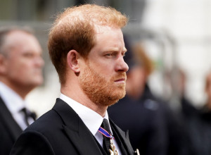 PRINC HARI SPREMIO CUNAMI ZA KRALJA ČARLSA! Otkriveni detalji memoara mladog kraljevića od kojih DRHTI CELA KRALJEVSKA PORODICA!