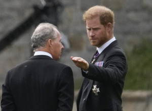 SUROVA ČARLSOVA OSVETA PRINCU HARIJU I MEGAN MARKL: Prva reakcija kraljevske porodice na kontroverzne memoare, pa ovo je presedan!