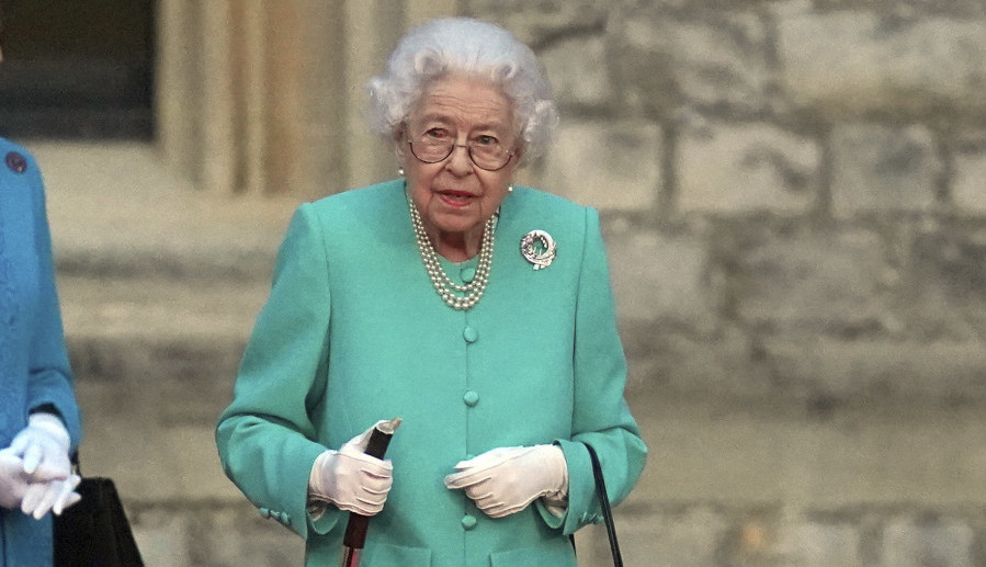 Nove informacije o UZROKU SMRTI KRALJICE ELIZABETE UZDRMALE SVET! Kraljevski stručnjak tvrdi: Slomio ju je jedan događaj!