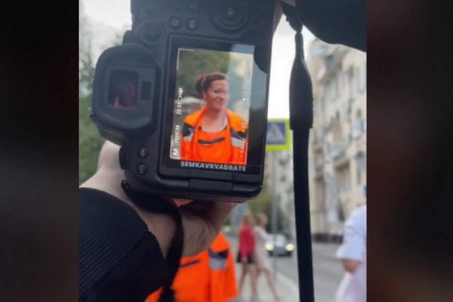 ČISTILA JE SMEĆE NA ULICI, A ONDA SKINULA ŠLEM! Ova žena koja je zaposlena u gradskoj čistoći SVE JE ZAPANJILA! (VIDEO)