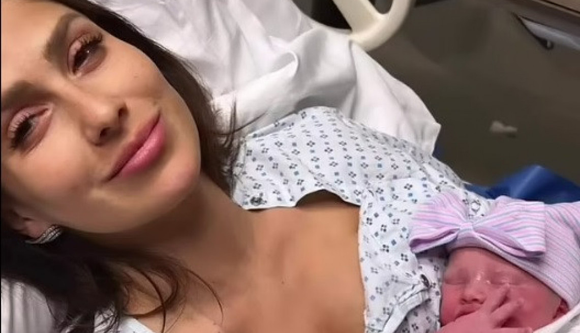 ONA JE UPRAVO RODILA SEDMO DETE, a evo kako izgleda! Supruga čuvenog glumca oduševila svet! (FOTO, VIDEO)