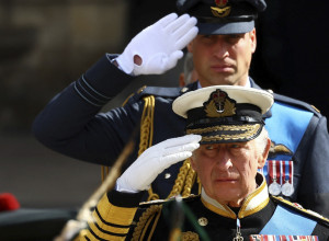 PREŽIVELI SU HARIJA, ALI NOVI NEPRIJATELJ VEĆ UDARA! Dramatično upozorenje britanskih medija: Nema pošteđenih u kraljevskoj porodici!