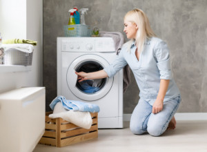 UPRAVO JE OTKRIVENO KOLIKO ČESTO U STVARI TREBA PRATI ODEĆU! Stručnjaci tvrde jedno, ali da li biste vi stvarno mogli ovako?