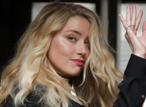 VIŠE NE LIČI NA SEBE, PROPAST! Ovo je prva fotografija američke lepotice posle izgubljenog spora sa Džonijem Depom! (FOTO)