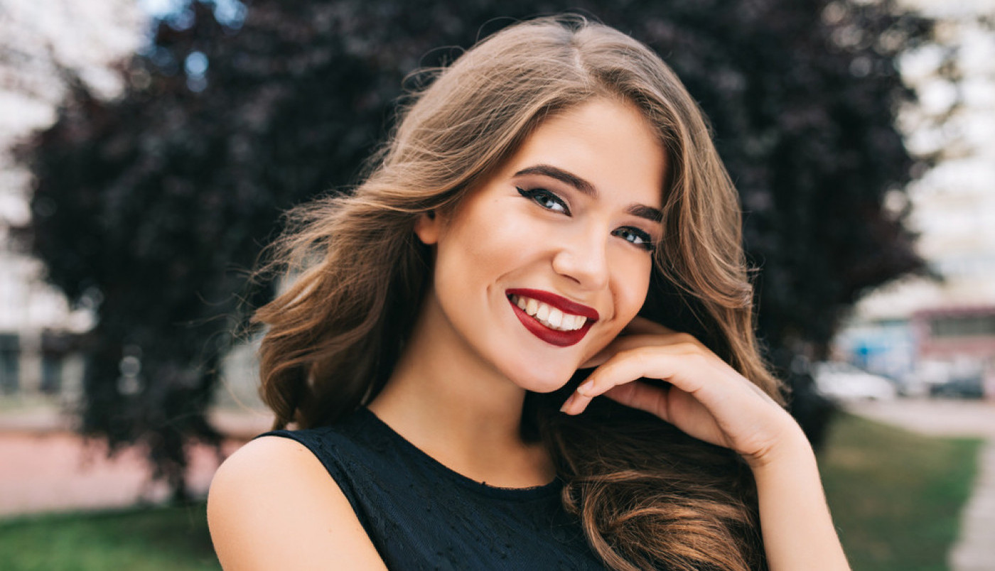 DA LI DRŽITE TORBICU NA STOLU i kupate se u parfemu? Pročitajte ovo i otkrijte da li ste prava dama!