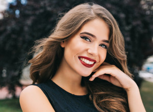 DA LI DRŽITE TORBICU NA STOLU i kupate se u parfemu? Pročitajte ovo i otkrijte da li ste prava dama!