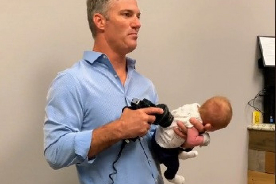 KIROPRAKTIČAR NAMEŠTAO KIČMU BEBI STAROJ ŠEST DANA! Šokantan prizor, ljudi odmah reagovali!