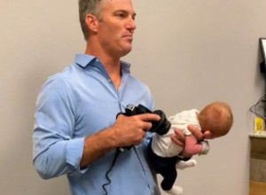 KIROPRAKTIČAR NAMEŠTAO KIČMU BEBI STAROJ ŠEST DANA! Šokantan prizor, ljudi odmah reagovali!