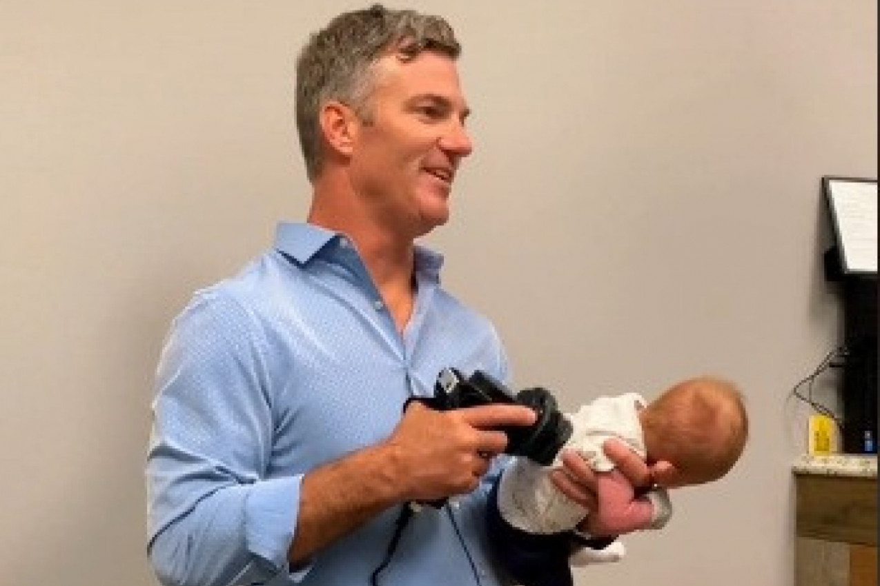 KIROPRAKTIČAR NAMEŠTAO KIČMU BEBI STAROJ ŠEST DANA! Šokantan prizor, ljudi odmah reagovali!