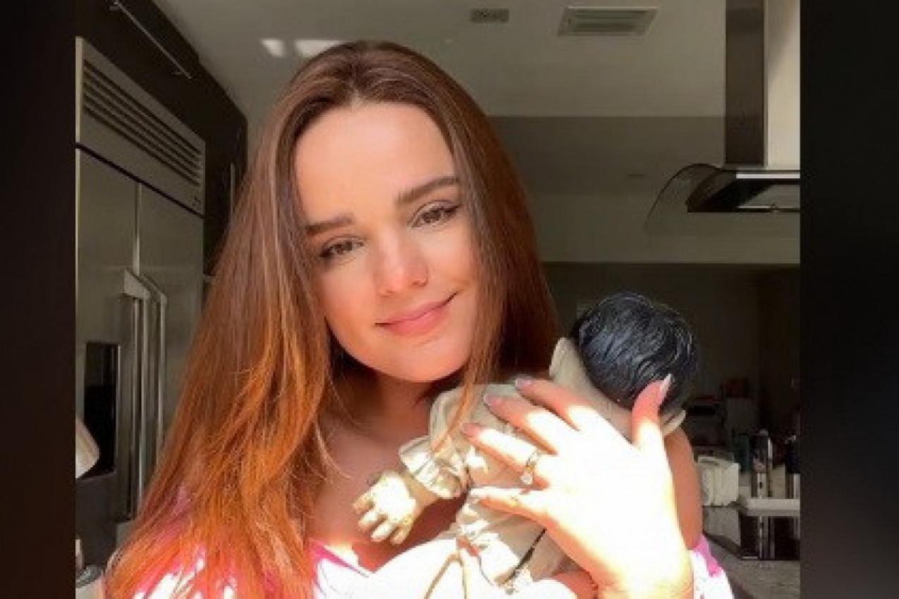 DALA JE DETETU JEZIVU LUTKU I REAKCIJA JE ŠOKANTNA! Ovaj video je izazvao podeljene reakcije: Kakva je to majka?!