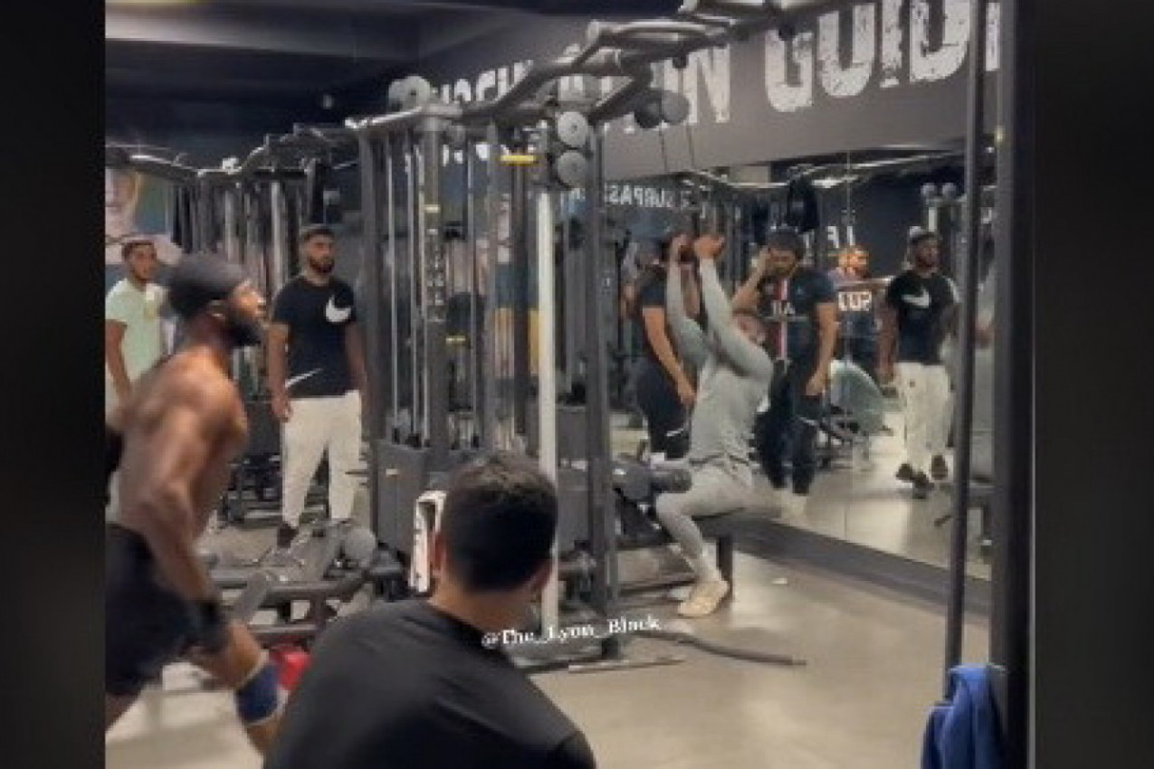 ČOVEK STENA, kako je ovo moguće? Muškarac jednim potezom obeshrabrio sve vežbače u teretani, ovo je NEČUVENO! (VIDEO)