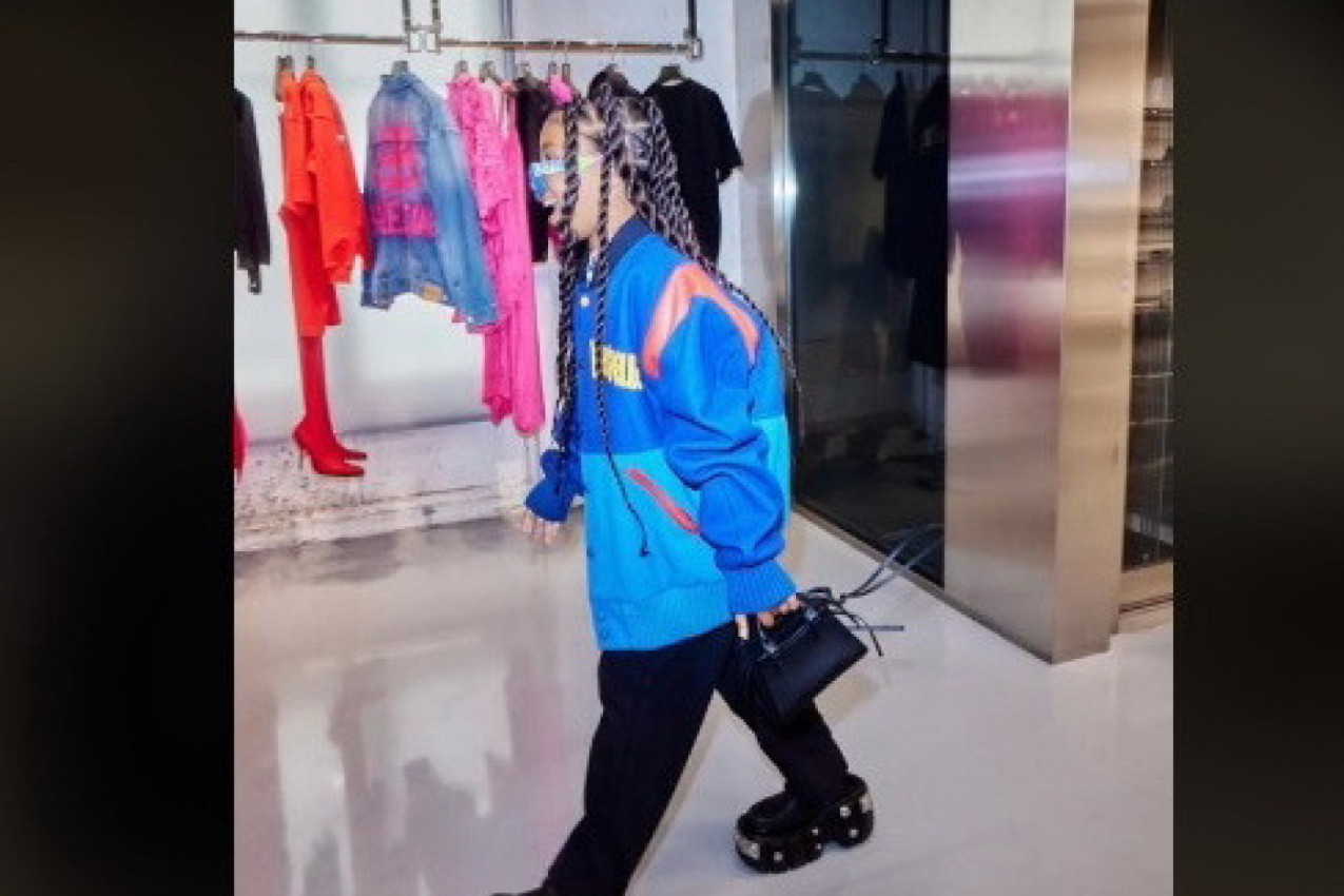 STAO PARIZ ZBOG ĆERKE KIM KARDAŠIJAN I KANJEA VESTA! Ljudi se okupili da vide devetogodišnju devojčicu, evo i zašto! (VIDEO)