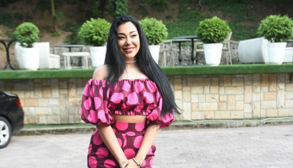 ŠTA SE DESILO SA LICEM SANJE VUČIĆ? Pevačica u šok izdanju, svi se pitaju šta joj je to na faci kad je skinula šminku! (VIDEO)