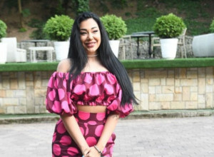 ŠTA SE DESILO SA LICEM SANJE VUČIĆ? Pevačica u šok izdanju, svi se pitaju šta joj je to na faci kad je skinula šminku! (VIDEO)