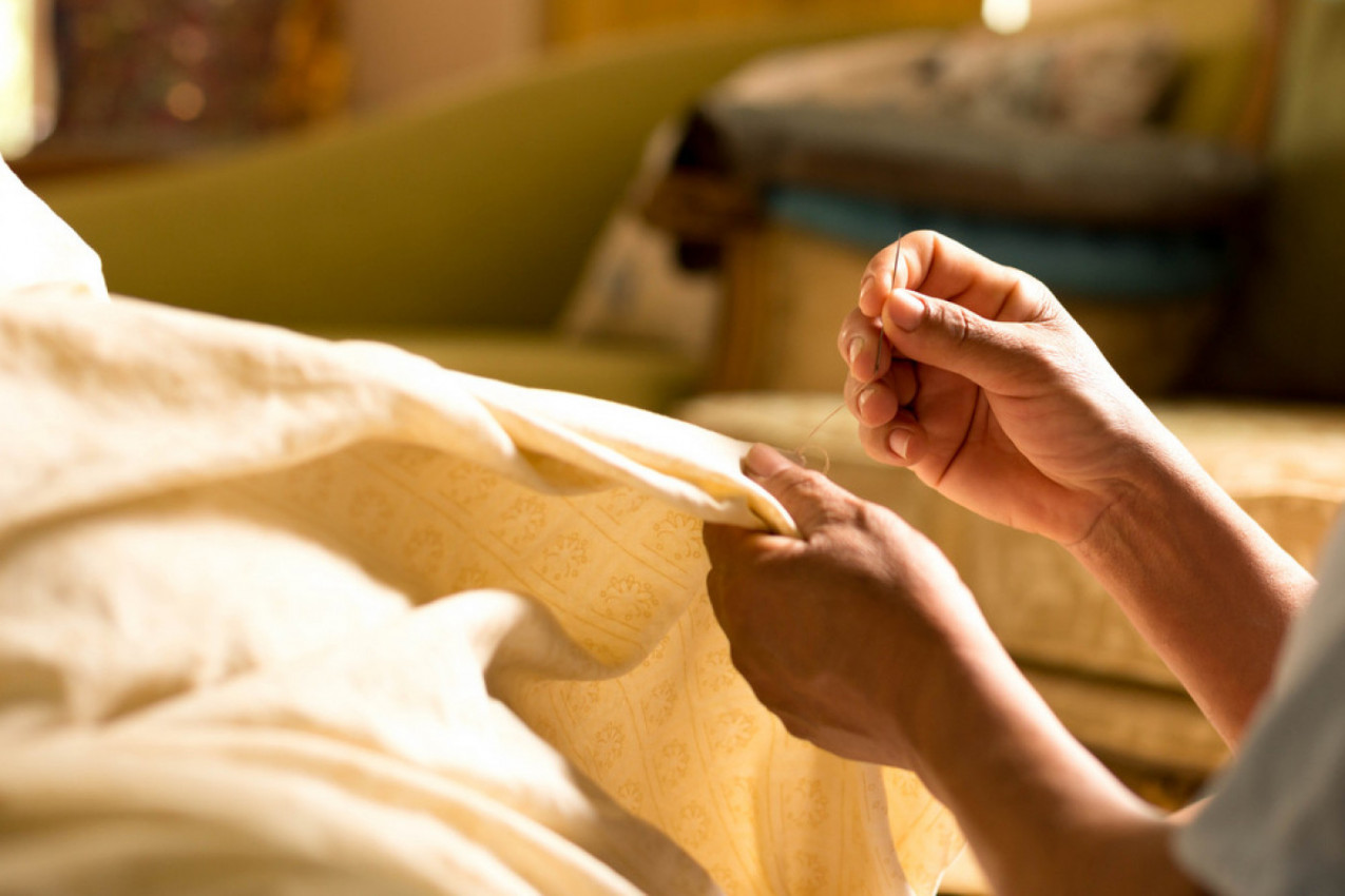 MUČITE SE DA KROZ IGLU ZA ŠIVENJE PROVUČETE KONAC? Ovaj trik rešava sve vaše probleme!