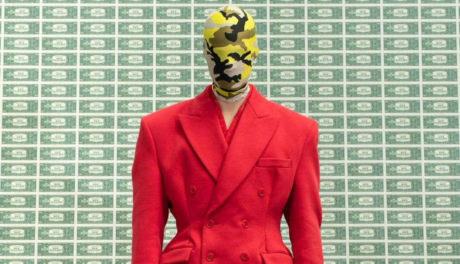 APOKALIPTIČNE SCENE NA MODNOJ REVIJI! Modeli se kao zombiji vukli kroz blato, jezivi kadrovi, umetnost ili nešto drugo? (VIDEO)