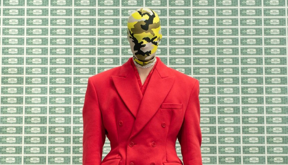 APOKALIPTIČNE SCENE NA MODNOJ REVIJI! Modeli se kao zombiji vukli kroz blato, jezivi kadrovi, umetnost ili nešto drugo? (VIDEO)