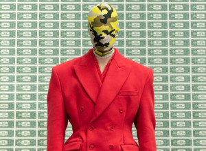 APOKALIPTIČNE SCENE NA MODNOJ REVIJI! Modeli se kao zombiji vukli kroz blato, jezivi kadrovi, umetnost ili nešto drugo? (VIDEO)