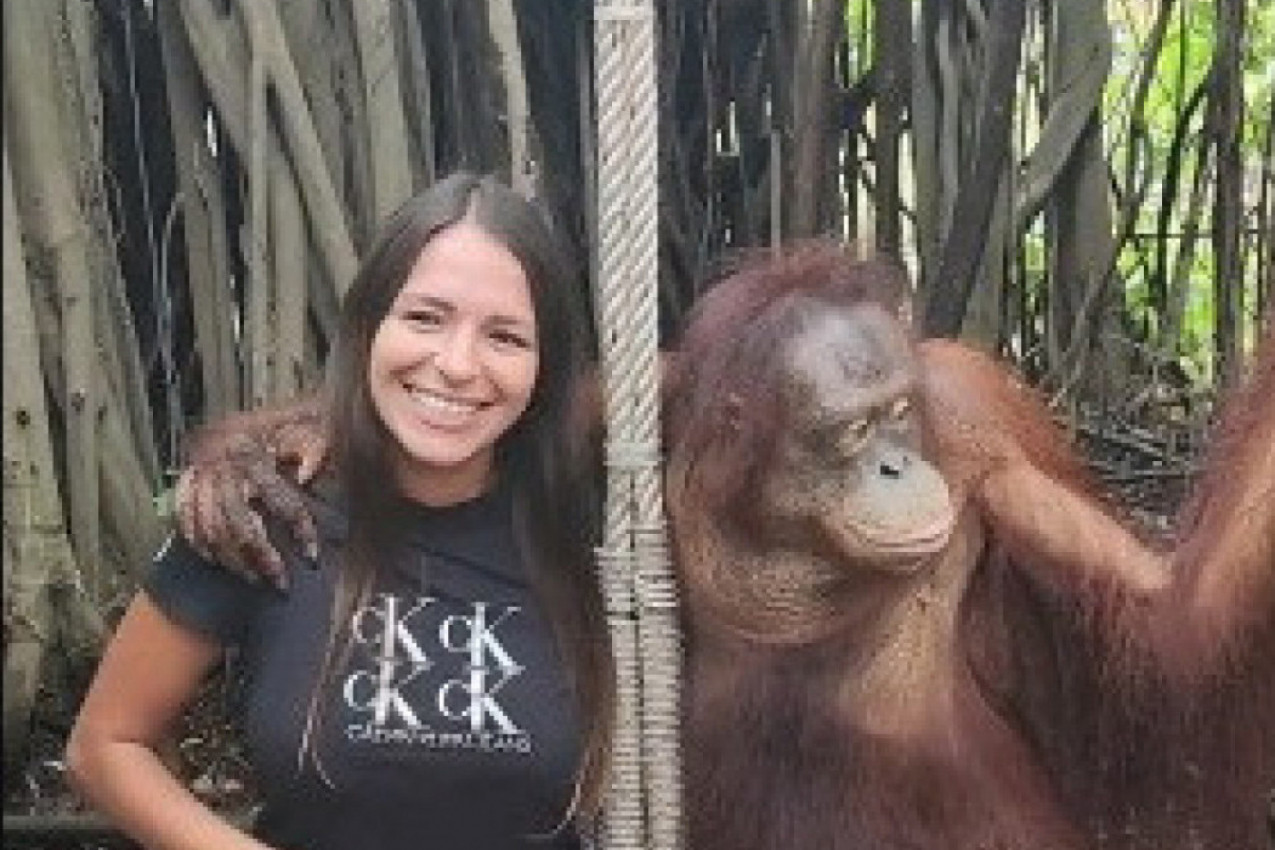 SELA JE PORED MAJMUNA DA POZIRA ZA FOTOGRAFIJU, ali ono što se desilo nije mogla ni da sanja! Samo je nastala vriska! (VIDEO)