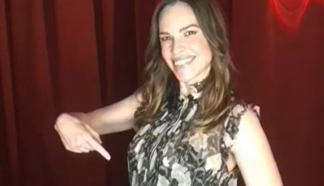 HILARI SVONK TRUDNA U 49. GODINI! Glumica otkrila da nosi BLIZANCE!