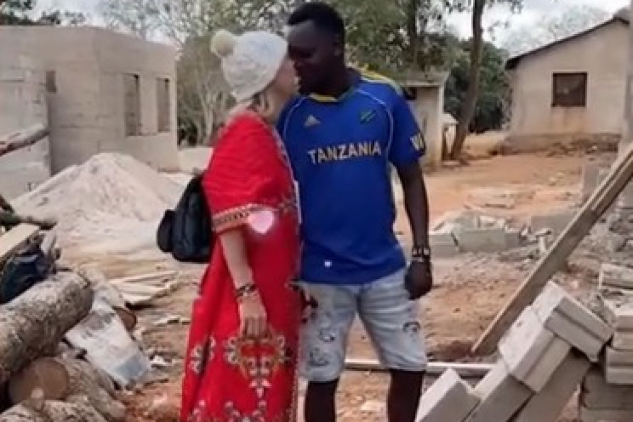 SVI MISLE DA SAM MU BABA KOJU KORISTI ZA VIZU! Amerikanka napustila sve zbog 30 GODINA MLAĐEG MUŽA, člana plemena sa kojim živi u kolibi od blata! (FOTO)