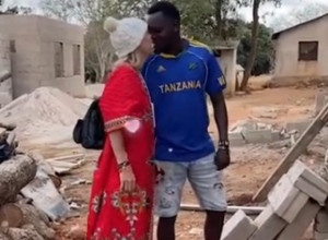 SVI MISLE DA SAM MU BABA KOJU KORISTI ZA VIZU! Amerikanka napustila sve zbog 30 GODINA MLAĐEG MUŽA, člana plemena sa kojim živi u kolibi od blata! (FOTO)