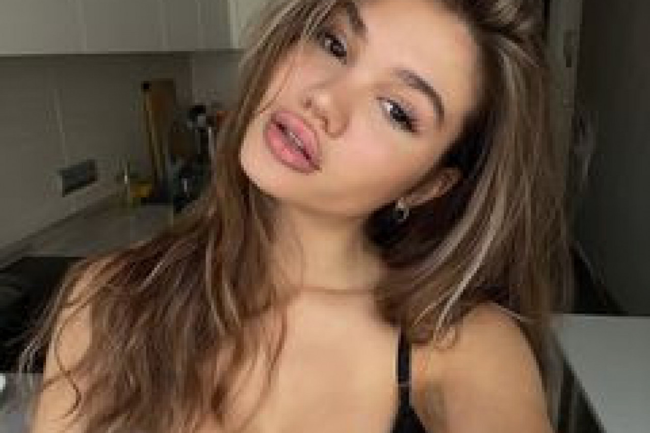 ŠTA MISLITE ČIME SE BAVI ANA? Ona reklamira samo jedan deo svog tela i od toga zarađuje pravo bogatstvo, IZNENADIĆE VAS ŠTA SVE POSTOJI! (FOTO/VIDEO)