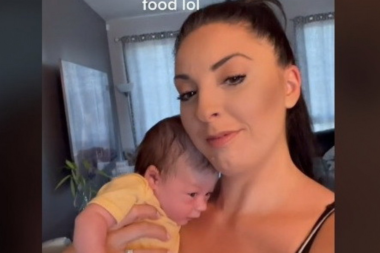 BEBA NIJE PRESTAJALA DA VRIŠTI, a onda je mama uradila nešto neverovatno! O ovome svi pričaju, smirila se u sekundi! (VIDEO)