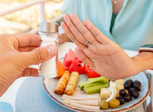 LEKARI UPOZORAVAJU: Odmah prestanite da solite jela, OVO SU POSLEDICE! (VIDEO)