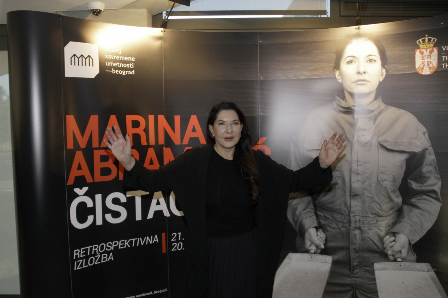 SRPSKU UMETNICU NAPADAJU ZBOG PERFORMANSA I VREĐAJU JE, A NE ZNAJU DA JOJ JE DEDA BIO PATRIJARH SPC! Misteriozni život Marine Abramović!