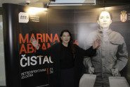 SRPSKU UMETNICU NAPADAJU ZBOG PERFORMANSA I VREĐAJU JE, A NE ZNAJU DA JOJ JE DEDA BIO PATRIJARH SPC! Misteriozni život Marine Abramović!