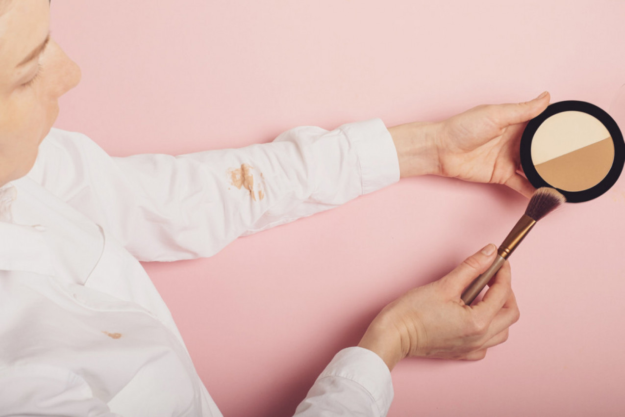 UZ OVO SREDSTVO UKLONITE FLEKU OD PUDERA SA GARDEROBE! Trik kojim ćete spasiti omiljeni modni komad uprljan šminkom!